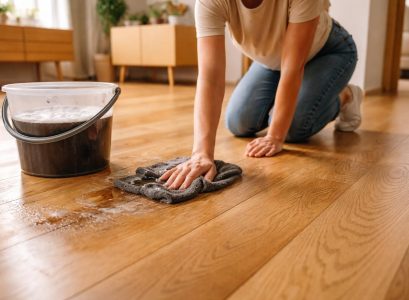 découvrez la méthode efficace pour nettoyer votre parquet avec du savon noir, une solution naturelle et respectueuse du bois pour un sol propre et éclatant.