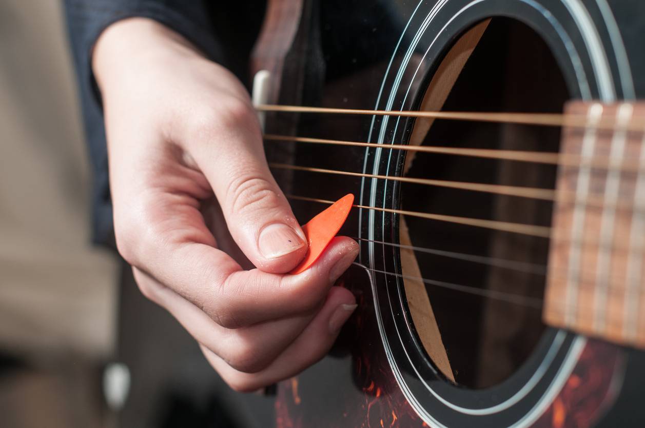 médiator guitare acoustique instrument musique