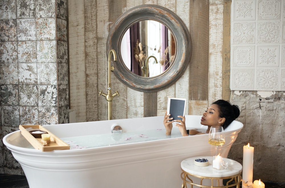 femme dans la salle de bain