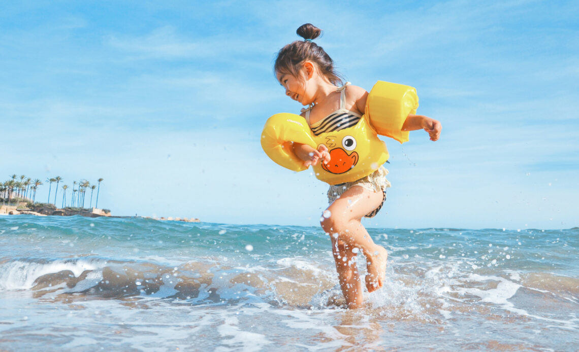 Protéger vos enfants du soleil grâce aux vêtements anti-UV !