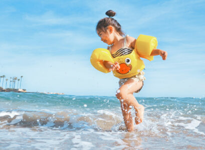 Protéger vos enfants du soleil grâce aux vêtements anti-UV !