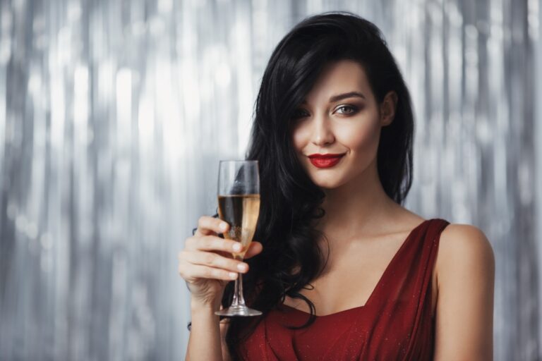 Quel maquillage porter avec une robe rouge qui ne manquera pas d